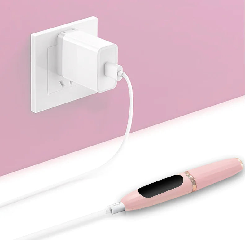 LumaCurl™ heated lash curler charging with USB – official image showing plug-in and cable design